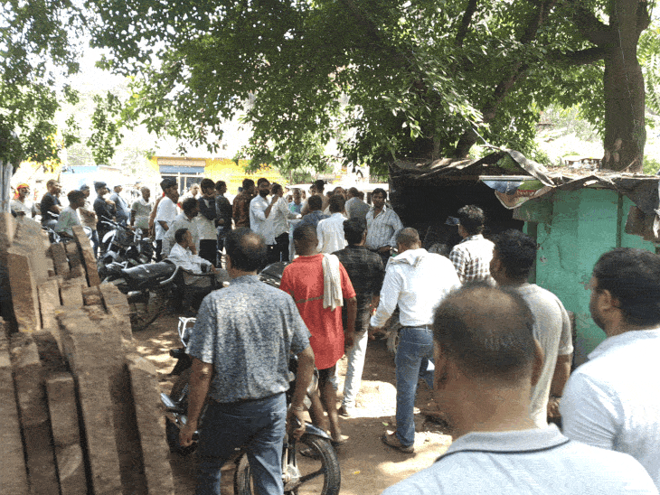 भिंंड में पुरानी रेलवे स्टेशन की जमीन से हटा अतिक्रमण:  व्यापारियों और रेलवे अधिकारियों में हुई बहस, व्यापारी बोला-100 साल से मालिकाना हक – Bhind News