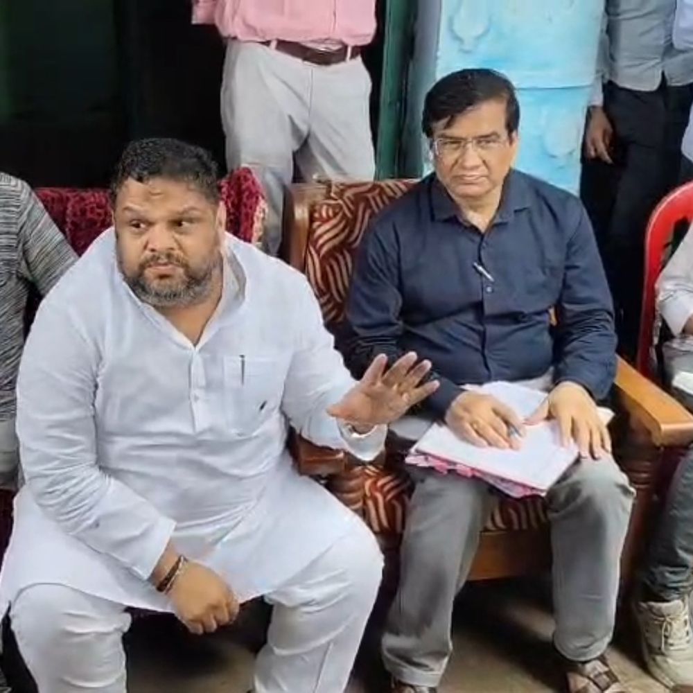 NHRC सदस्य प्रियंक कानूनगो बंडा पहुंचे:सागर में जहरीली शराबकांड के पीड़ितों से मिले, बोले- एजेंटों की सूची बनाकर सख्त कार्रवाई हो