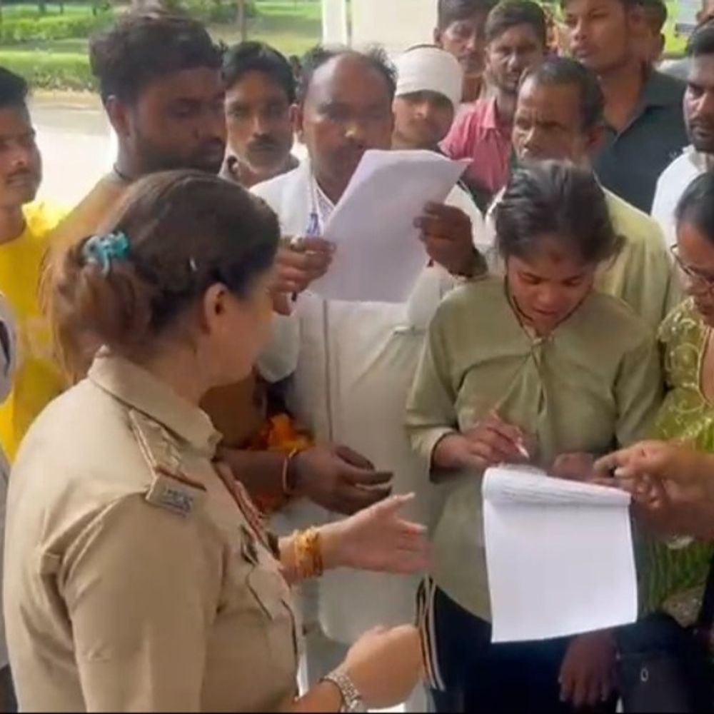 'मेरी आंखों के सामने पापा ने तोड़ दम':SP की जनसुनवाई में पहुंची बेटी के आरोप, अब पैनल से पोस्टमार्टम के निर्देश