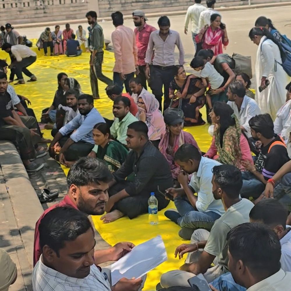 पंचायत सहायकों का नौवें दिन भी धरना जारी:बोले- छह हजार रुपए में परिवार चलाना मुश्किल, रात में 4 घंटे डटी रहीं पल्लवी पटेल