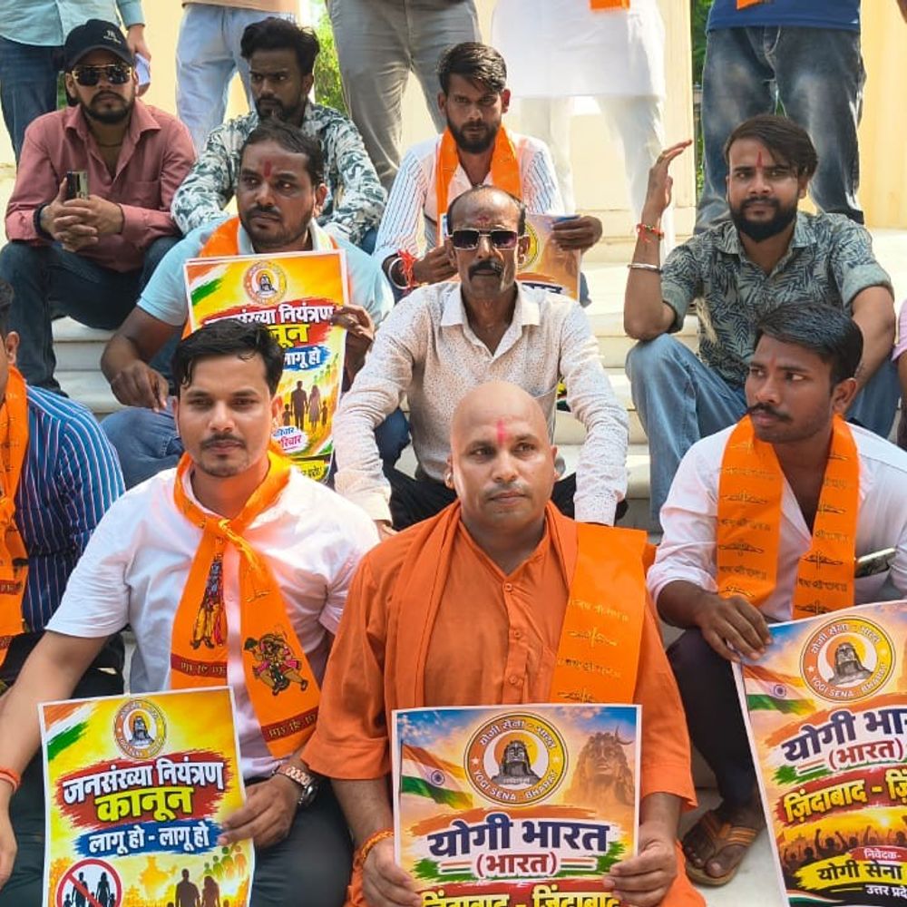 लखनऊ में योगी सेना का विरोध प्रदर्शन:जनसंख्या नियंत्रण कानून लागू करने कि मांग, प्रदर्शनकारी बोले- बढ़ती जनसंख्या विकास में बाधा
