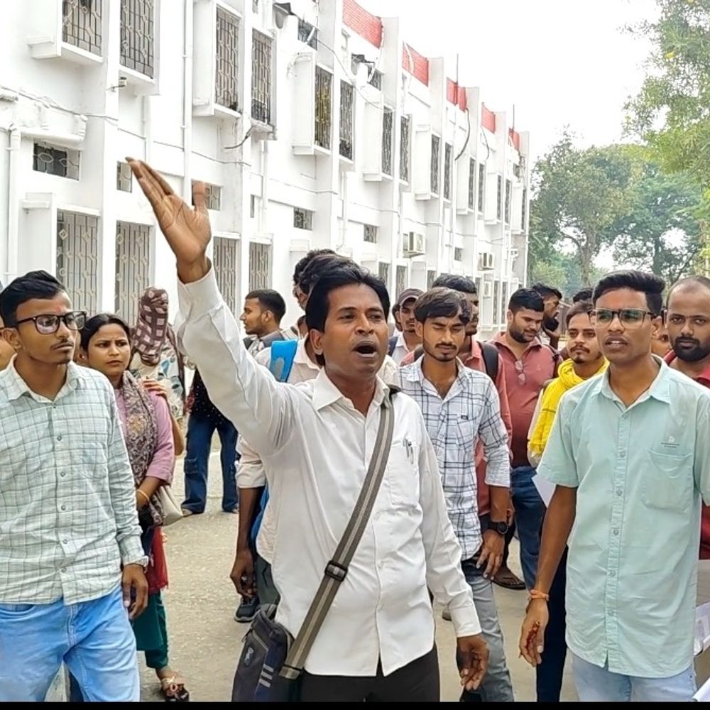 रिजल्ट में गड़बड़ी को लेकर प्रदर्शन:एक सप्ताह में मांगें नहीं मानी तो आंदोलन की चेतावनी, मूल्यांकन उत्तर पुस्तिका उपलब्ध कराने को कहा