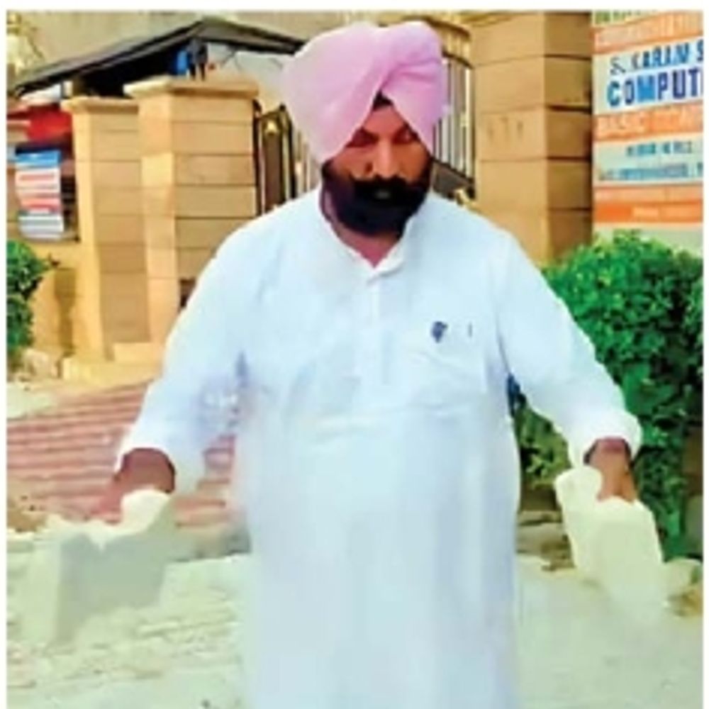 विधायक सिद्धू ने टाइल उठाकर दूसरी से टकराई, चकनाचूर हुई