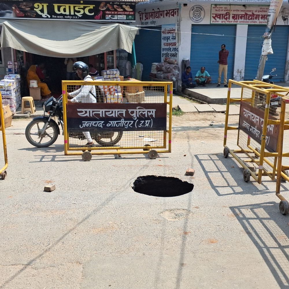 गाजीपुर में अचानक धंस गई सड़क:10 फीट गड्ढे में गिरने से बचे 3 वाहन, लोगों ने लगाई बैरिकेडिंग