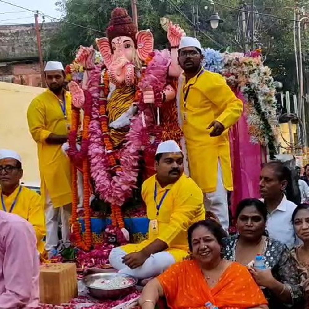 बरेली में गणेश महोत्सव की भव्य शुरुआत:ढोल-नगाड़ों के बीच निकली गणपति शोभायात्रा, जगह-जगह हुआ स्वागत