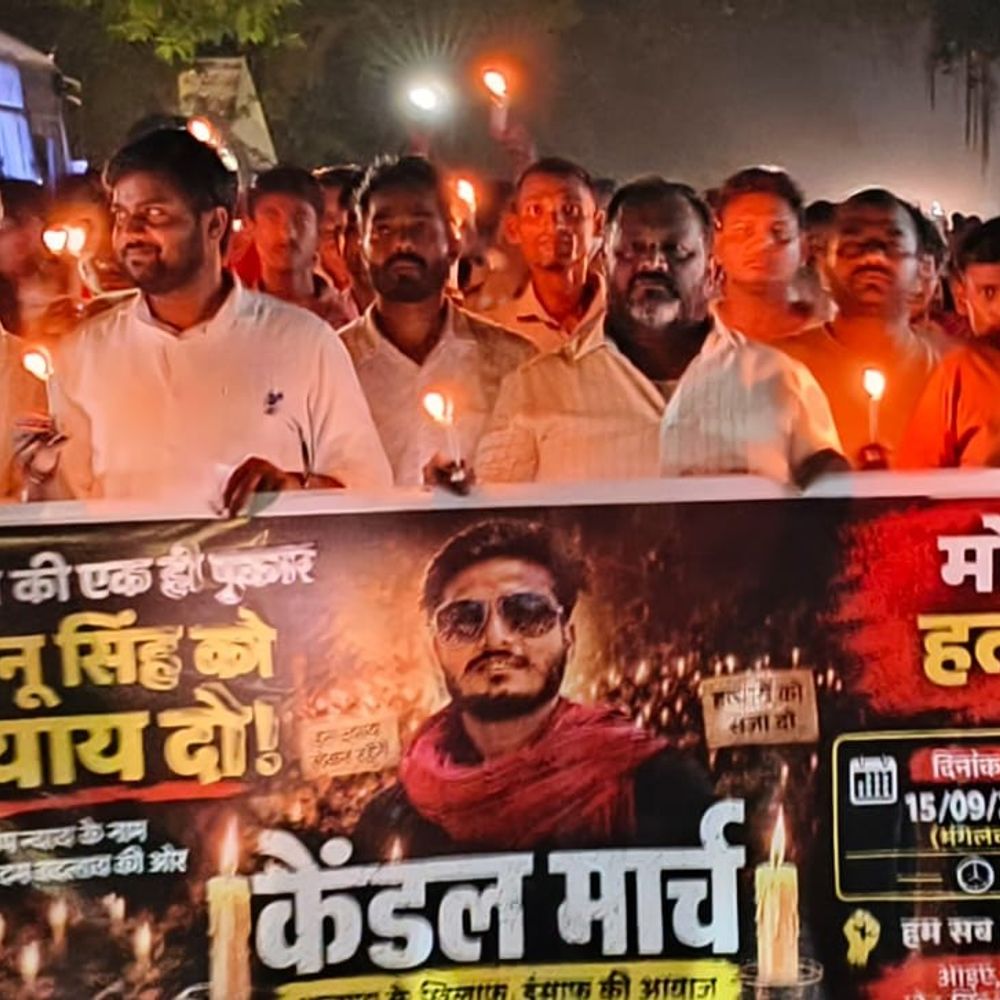 मोनू की हत्या के बाद युवाओं ने निकाला कैंडल मार्च:देवरिया में आत्मा की शांति के लिए संवेदना जताई, आरोपियों पर कार्रवाई की मांग