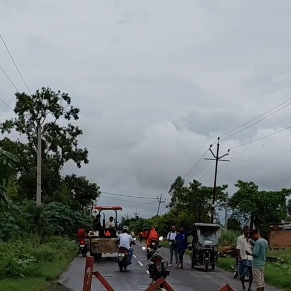 फर्रुखाबाद में गंगा-रामगंगा का जलस्तर घटा:चित्रकूट डिप से हटा बाढ़ का पानी: फर्रुखाबाद-बदायूं स्टेट हाईवे पर फिर शुरू हुआ आवागमन