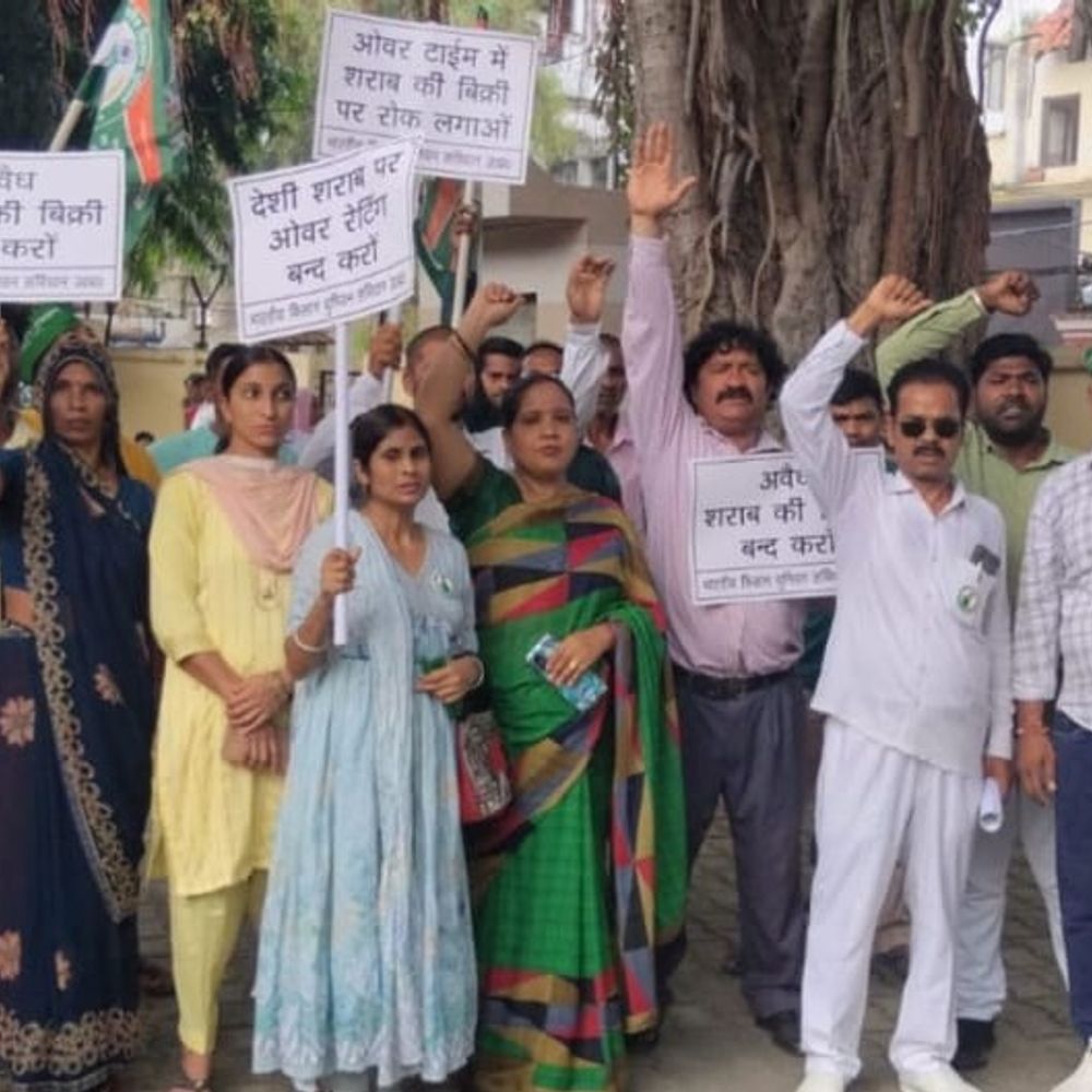 शराब दुकानों की मनमानी पर किसानों का प्रदर्शन:ओवररेटिंग और अवैध बिक्री पर कार्रवाई की मांग, 3 दिन में एक्शन न होने पर भूख हड़ताल
