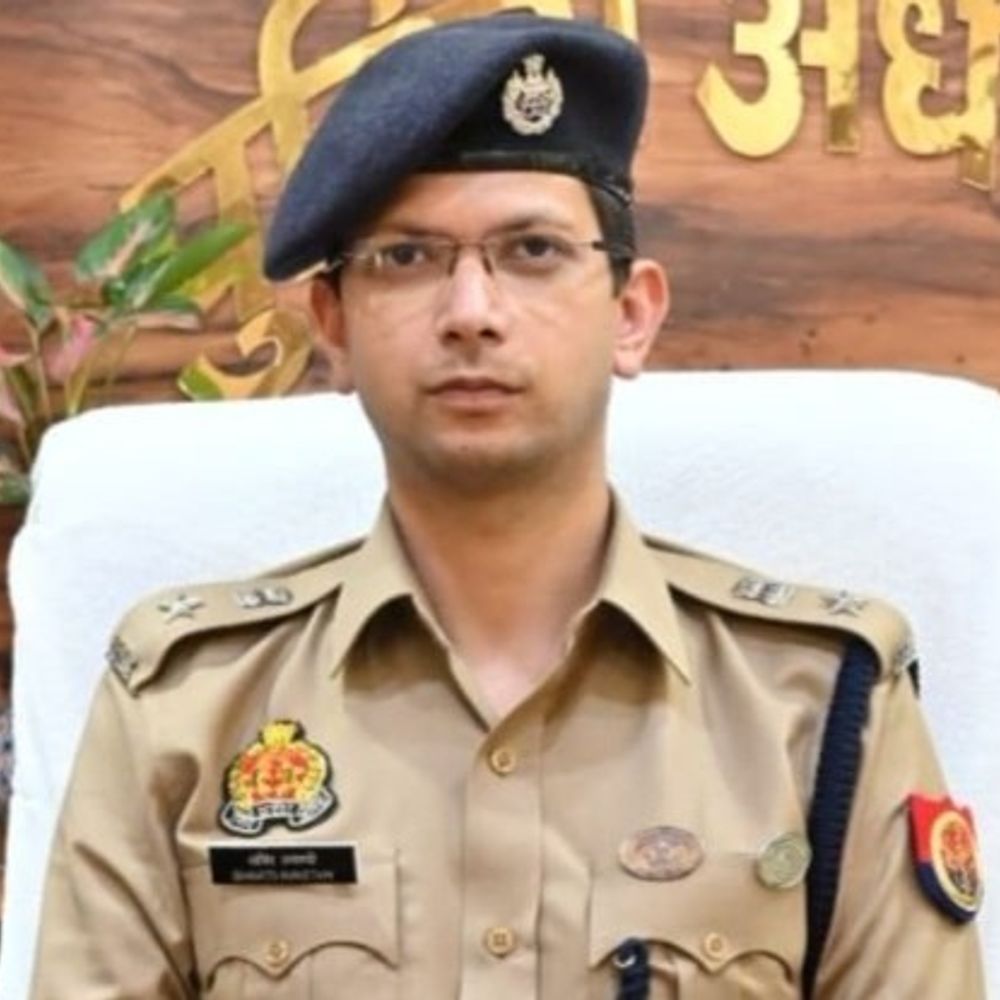 महराजगंज में सात थानों के प्रभारी बदले:धर्मेंद्र कुमार सिंह को कोतवाली मिली, घुघली समेत कई थानों में नई तैनाती