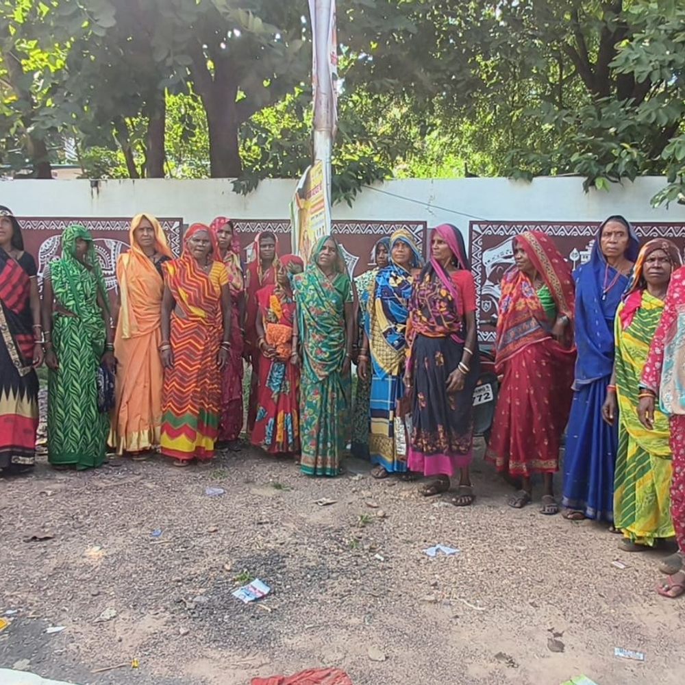 कुपी गांव में अवैध शराब बिक्री का विरोध:महिलाएं पहुंचीं SP ऑफिस, बोलीं- कमाई शराब में जा रही, परिवार टूट रहे; कार्रवाई की मांग