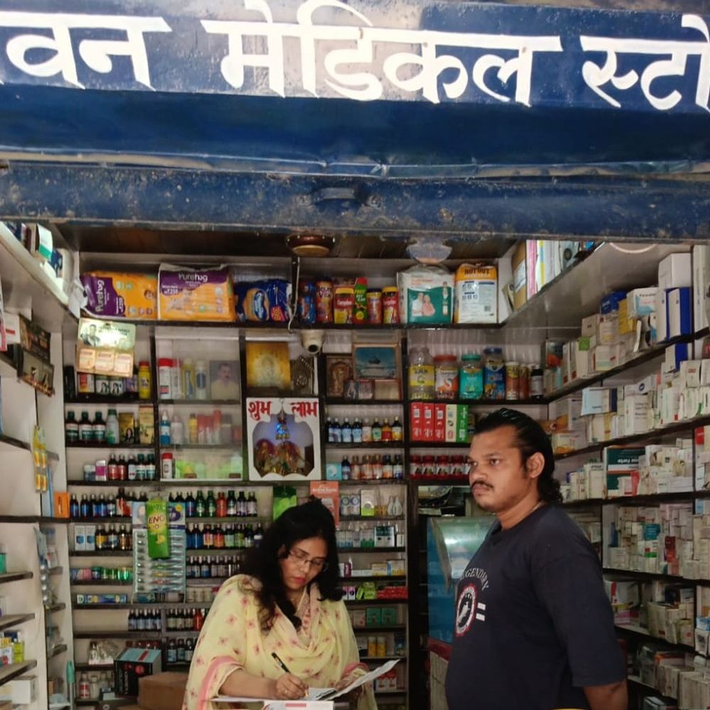बाराबंकी में प्रतिबंधित कोडीन सिरप की बिक्री की शिकायत:ड्रग विभाग ने 3 मेडिकल स्टोर पर छापा मारा, 2 को बंद कराया, एक संचालक फरार