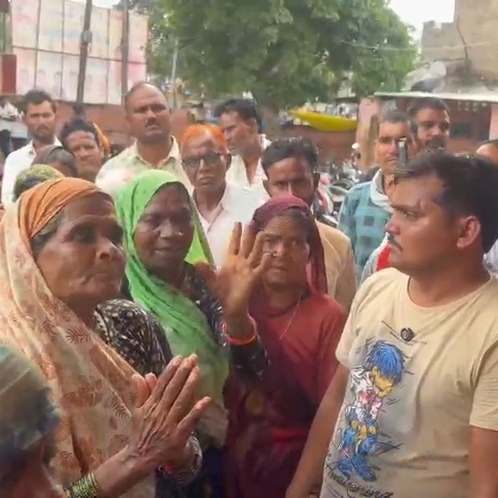 करैरा में अवैध शराब बिक्री के खिलाफ महिलाओं का प्रदर्शन:बोलीं- इससे घर में मारपीट-विवाद होता है, SDM को दिया ज्ञापन, कार्रवाई की मांग