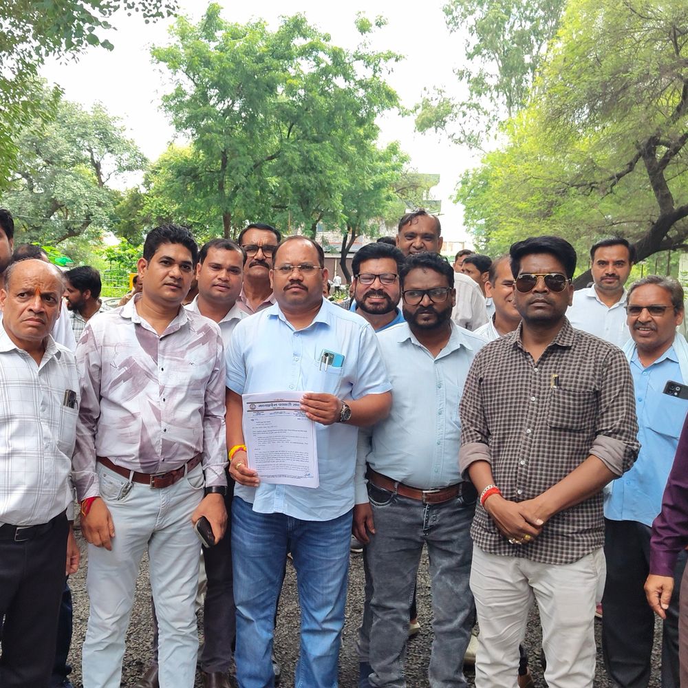 पटवारियों ने कलेक्ट्रेट में एडीएम को ज्ञापन दिया:स्वामित्व योजना के काम से अलग रखने की मांग, फार्मर आईडी का किया विरोध