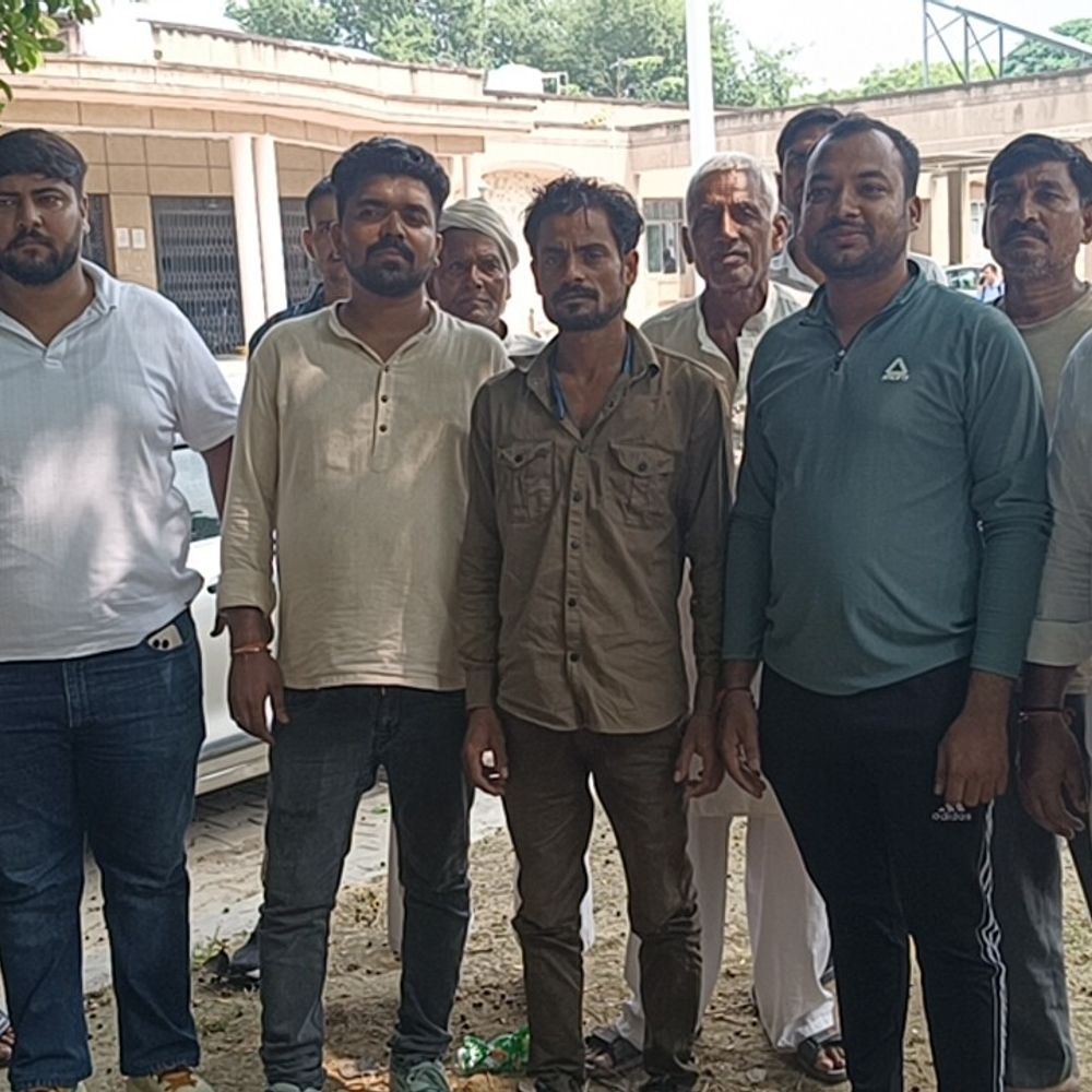 मदरसा-मस्जिद में संदिग्ध गतिविधियों की आशंका:बाहरी लोगों के आने-जाने और स्थानीय लोगों की परेशानी पर डीएम से जांच की मांग
