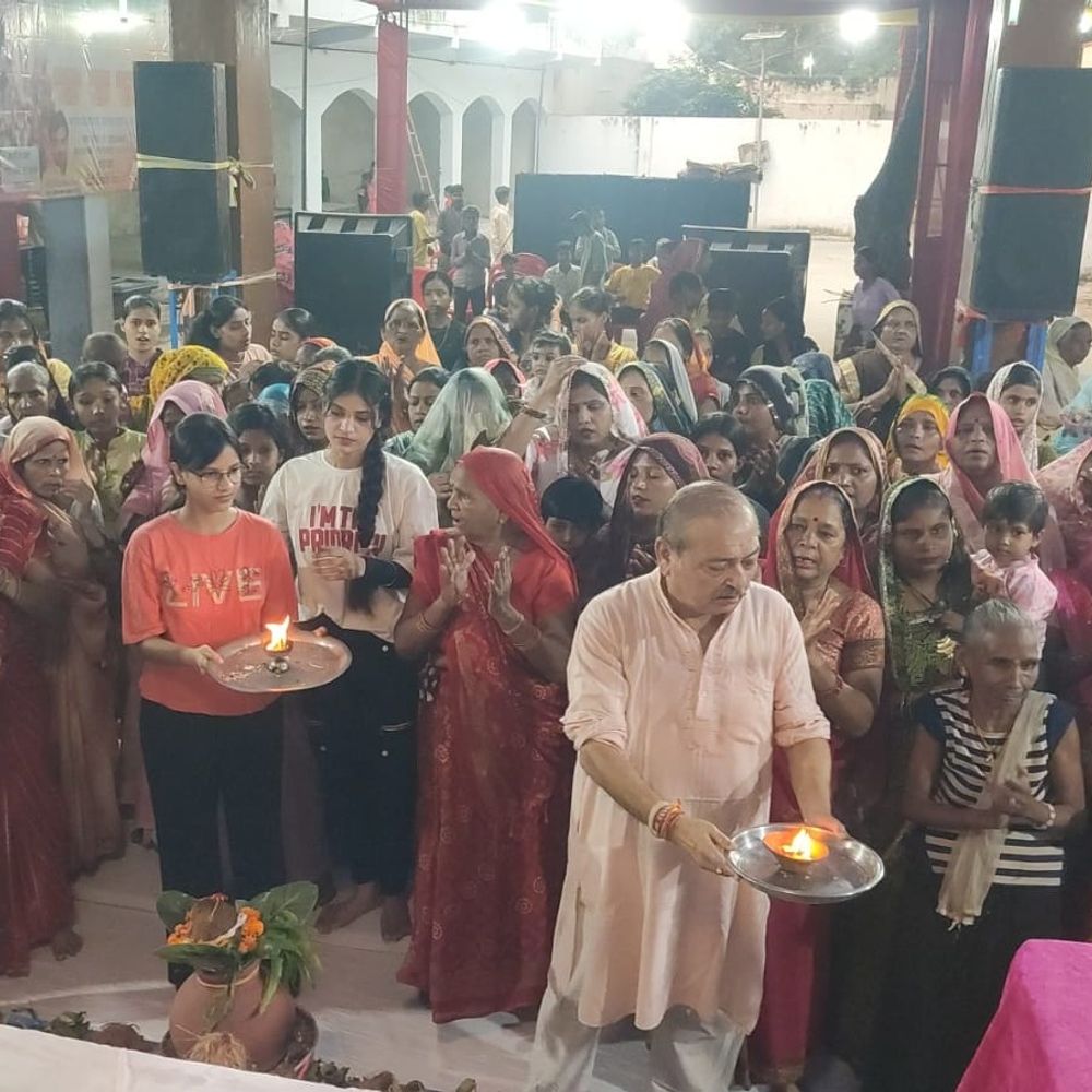 आगरा में श्रीमद्भागवत कथा हुई शुरू:दीदी शिवांगी प्रिया ने दिए उपदेश, खेमेश्वर नाथ मंदिर पर उमड़े भक्त