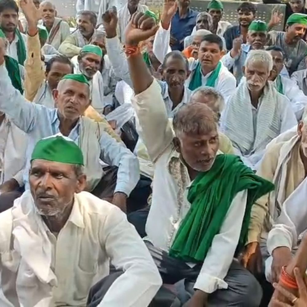 नलकूपों को 16 घंटे बिजली देने की मांग:भाकियू टिकैत ने डीएम को सौंपा ज्ञापन, चकरोड पक्के कराने की भी मांग