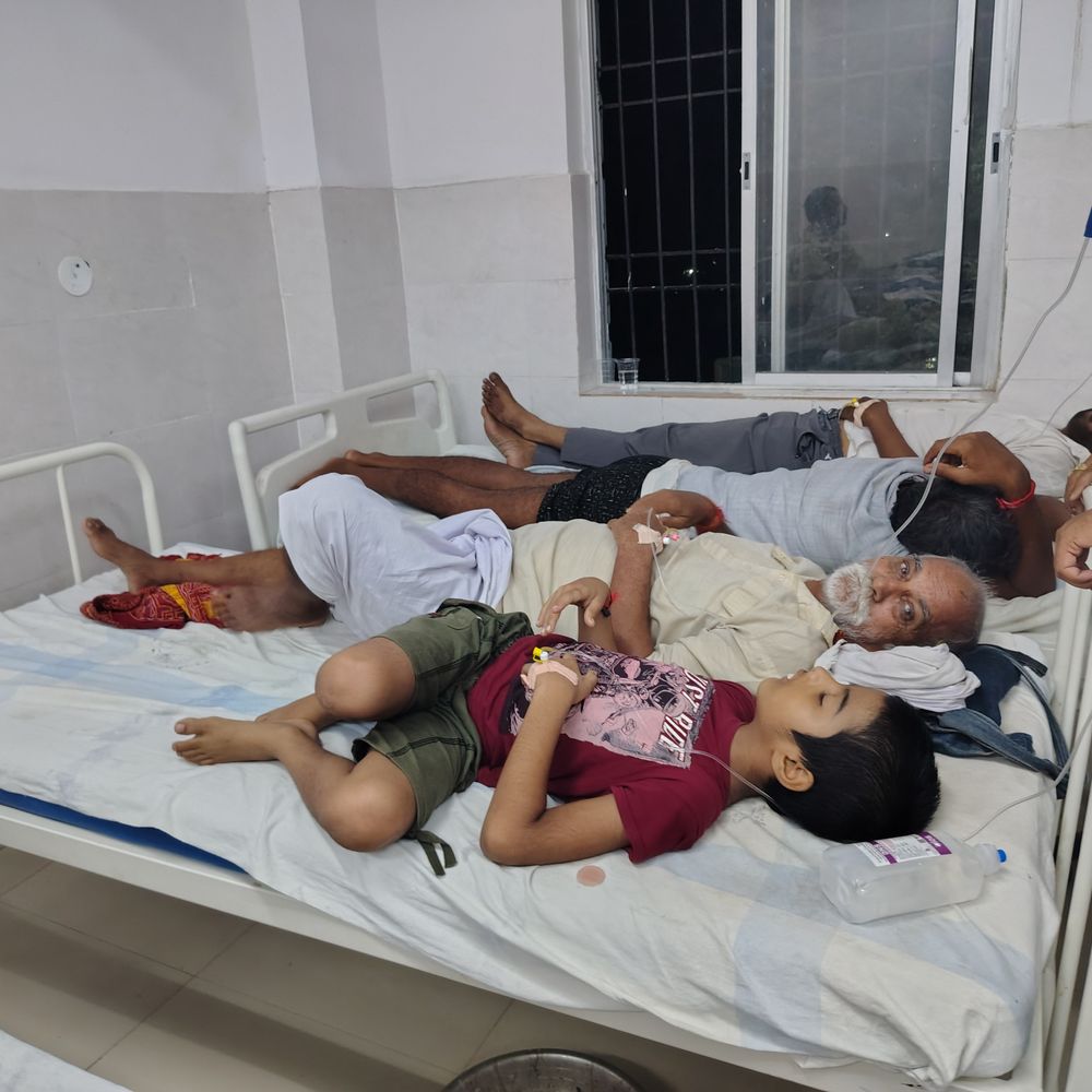 श्राद्ध का भोजन खाने के बाद 20 की तबीयत बिगड़ी:बिहटा के कंचनपुर गांव में 12 बड़े और 8 बच्चे बीमार, तीन एंबुलेंस से अस्पताल लाए गए सभी