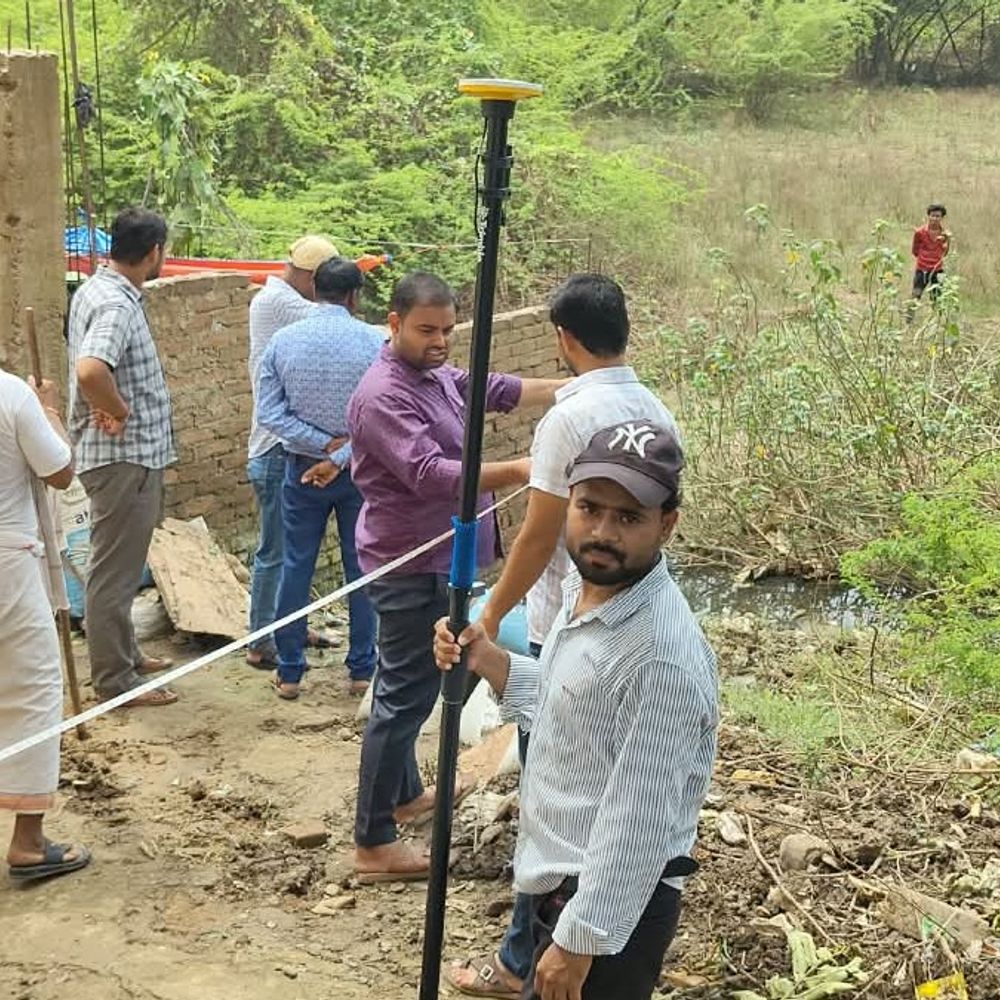 रोवर तकनीक से रामघाट में सरयू नदी का सीमांकन शुरू:प्राकृतिक जल प्रवाह क्षेत्र को सुरक्षित रखने के लिए संयुक्त टीम कर रही वैज्ञानिक सर्वे