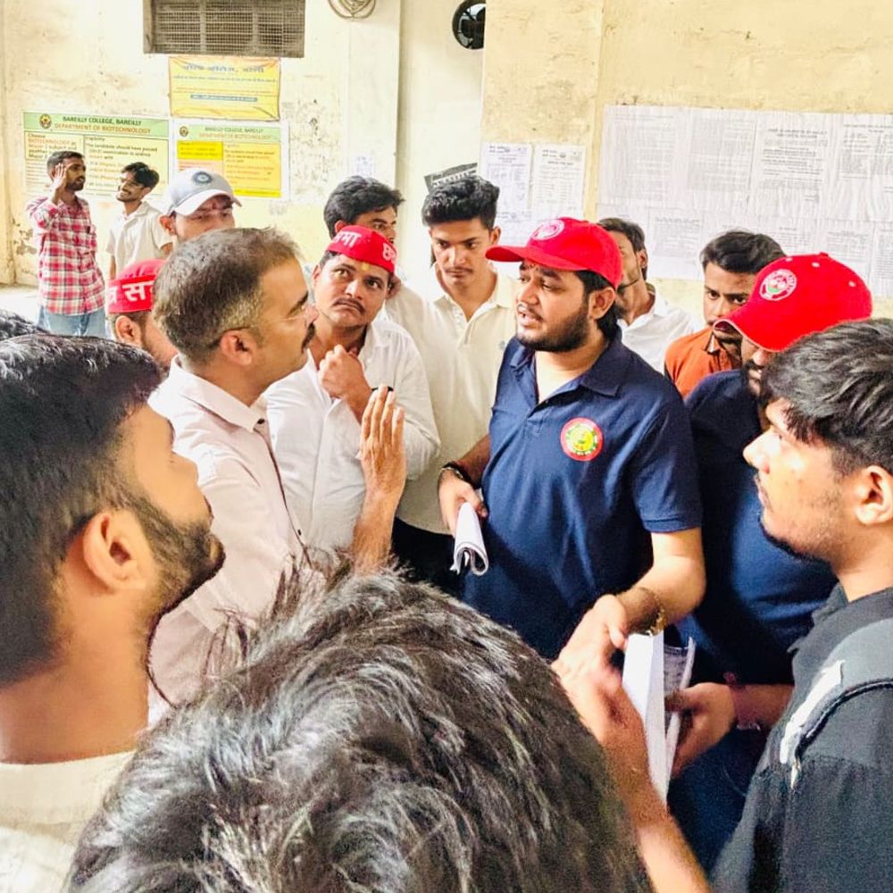 बरेली कॉलेज में फॉर्म जमा करने में दिक्कत:छात्र नेताओं ने प्राचार्य से शिकायत की, PDA जागरूकता अभियान के तहत समाधान की मांग