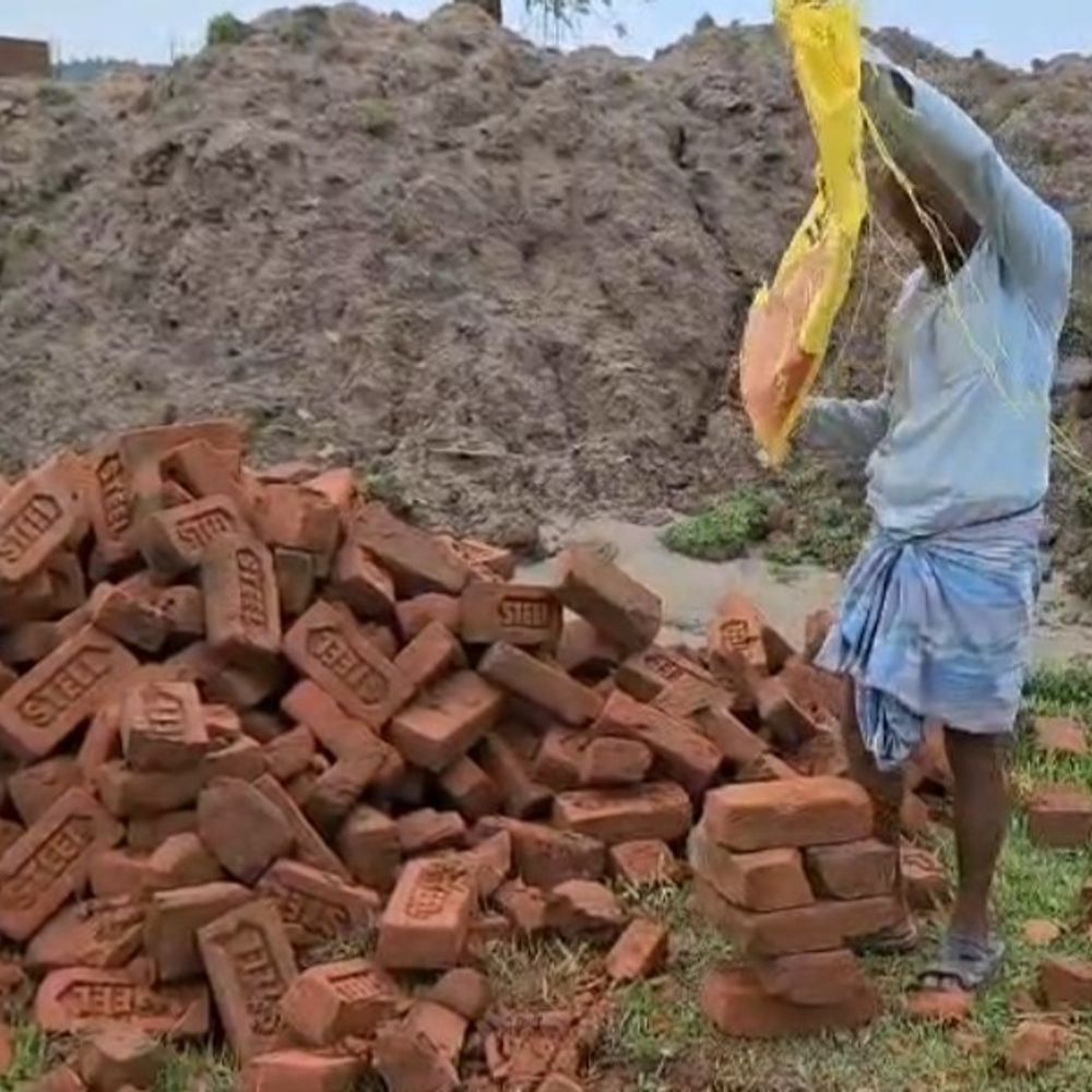 पावर हाउस निर्माण में घटिया सामग्री के इस्तेमाल का आरोप:किशनगंज मे कनकई नदी के बालू और घटिया ईट के इस्तेमाल की शिकायत, जांच के आदेश