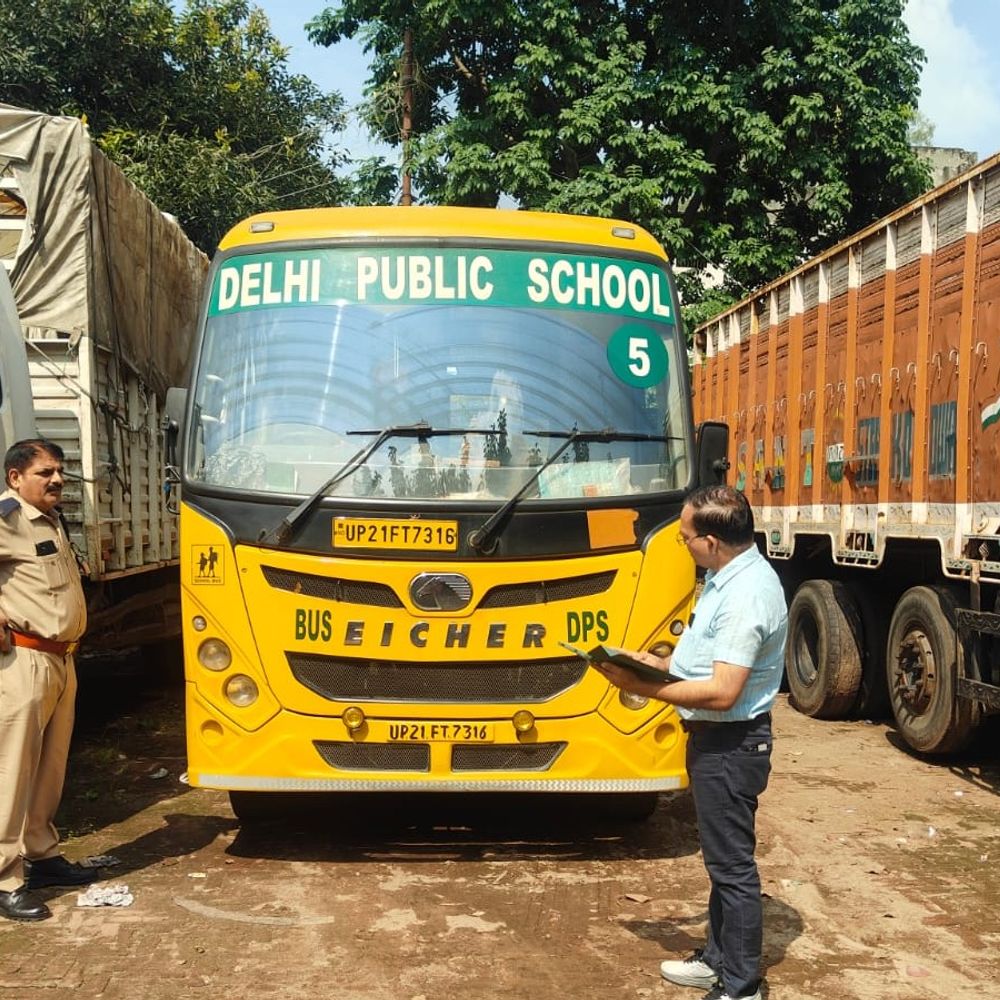 बिजनौर में 15 स्कूली वाहनों पर कार्रवाई:मिशन सेफ फ्यूचर-03 के तहत परिवहन विभाग ने की जांच, छात्रों को भी किया जागरूक