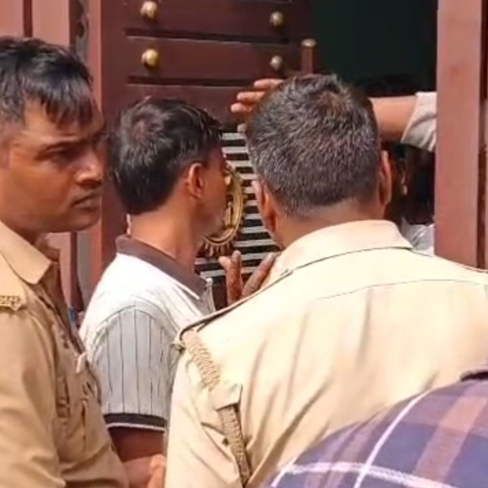 पूर्व चेयरमैन और बेटे पर घर में घुसकर हमला:ई-रिक्शा चालक से विवाद के बाद हुआ हमला, पिता गोरखपुर रेफर, 3 पकड़े गए