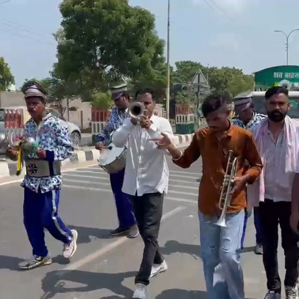 फाजिल्का में बुजुर्ग की बैंड-बाजे के साथ अंतिम यात्रा:50 सदस्यों का परिवार छोड़ गए गिरधारी लाल; परिवार की चौथी पीढ़ी चल रही