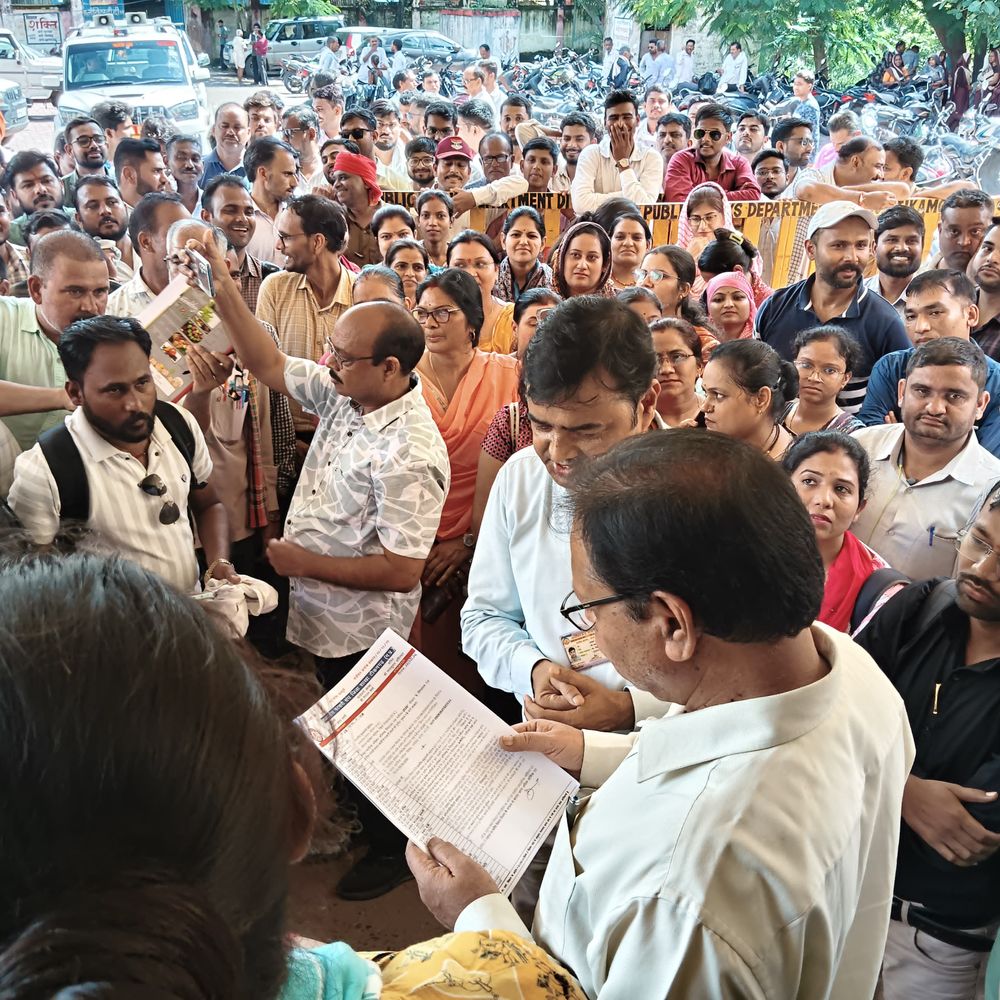 स्वामित्व योजना से पटवारियों ने खुद को अलग किया:टीकमगढ़ में संघ का प्रदर्शन, 13 सूत्रीय मांगों को लेकर मुख्यमंत्री के नाम ज्ञापन सौंपा
