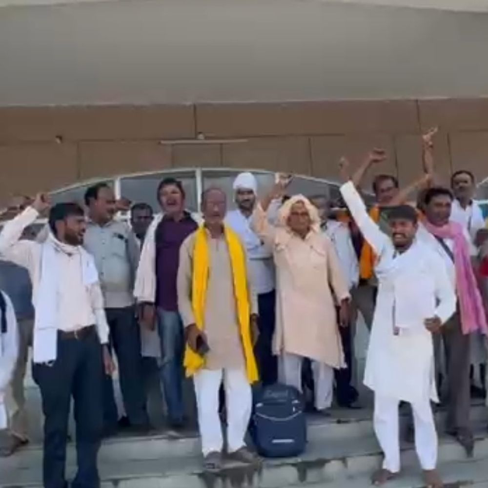 ग्राम सुरसेन के किसानों ने DM से लगाई गुहार:चकबंदी प्रक्रिया से गांव को मुक्त कराने की मांग, पारदर्शी नहीं होने का आरोप