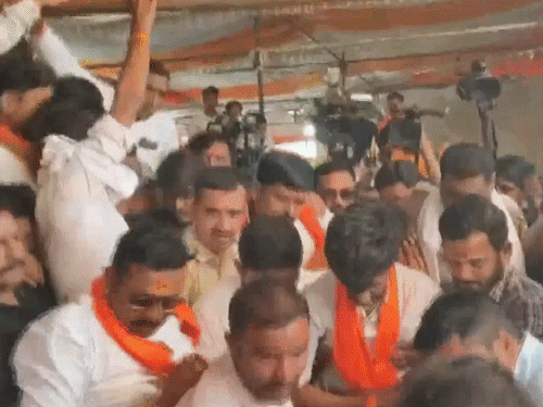 मनोज जरांगे मराठा आरक्षण के लिए जालना से मुंबई रवाना:पुलिस ने नहीं दी थी अनुमति; 17 दिन से भूख हड़ताल पर हैं जरांगे