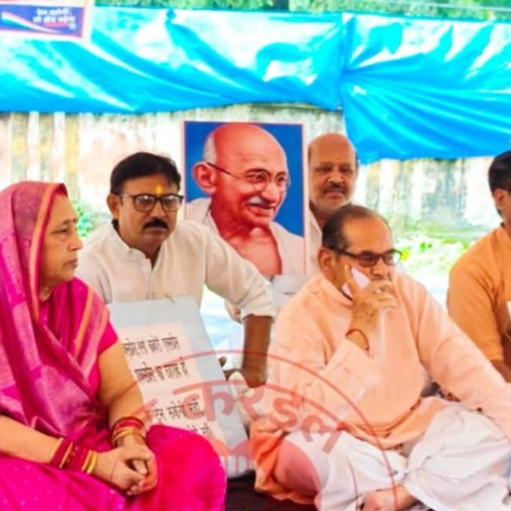 गाजीपुर में ट्रेनों के ठहराव पर प्रदर्शन:यूसुफपुर संघर्ष समिति ने दिया धरना, व्यापारियों संग आम जनता ने निकाली रैली