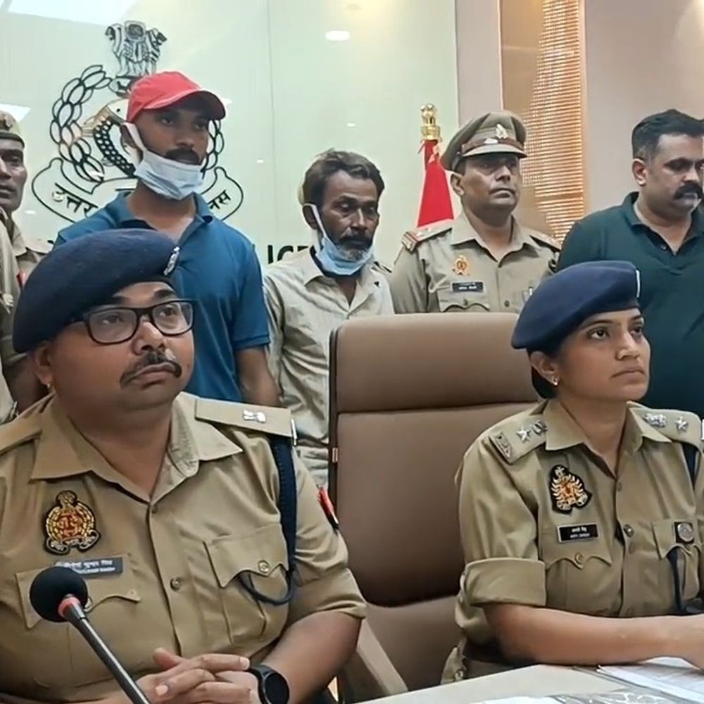 चोरी की बाइक खरीदने वाला कबाड़ी समेत 2 गिरफ्तार:फर्रुखाबाद में 3 चोरी की बाइक, 12 खुली मोटरसाइकिल के पार्ट्स बरामद