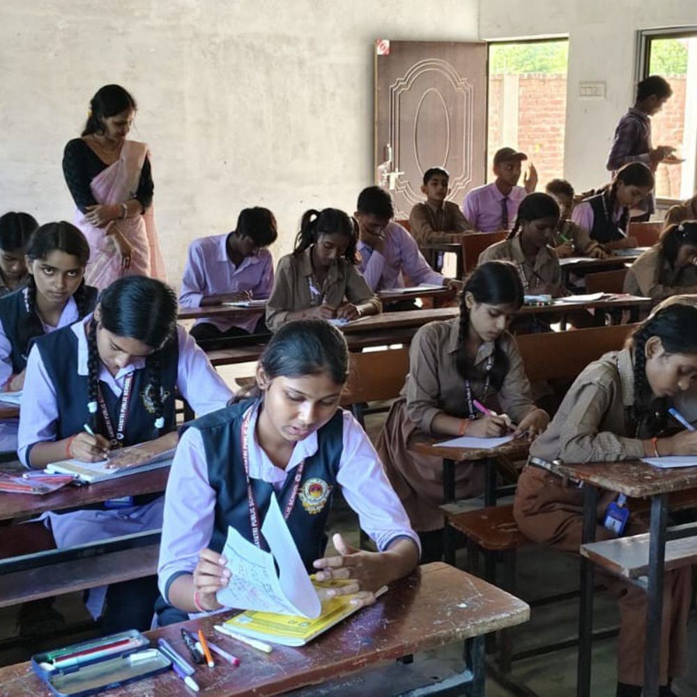 रेवतीगंज के स्कूल में मना हिंदी दिवस:निबंध और गायन प्रतियोगिताओं में बच्चों ने दिखाया उत्साह