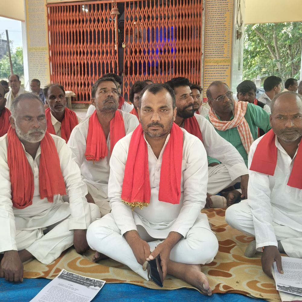 मऊ में गरीब समाज पार्टी का प्रदर्शन:जमीन के पट्टे समेत कई मांगों को लेकर CM को भेजा ज्ञापन