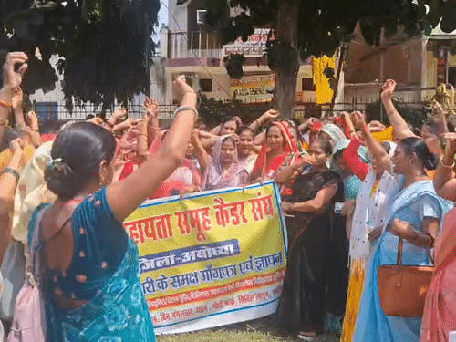 समूह सखियों का अयोध्या में मानदेय बढ़ाने को लेकर प्रदर्शन:धरना स्थल पर पहुंचे नगर मजिस्ट्रेट ने समूह सखियों से मांग-पत्र लेकर आश्वासन दिया