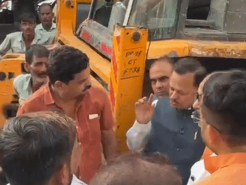 सांसद ने 7 घंटे कानपुर की सड़कों की देखी हालत:कार्य की धीमी गति देख अफसरों को फटकारा, बोले- नवरात्र से पहले पूरा कराएं काम