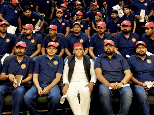 सपा छात्र सभा की नीली ड्रेस पर सियासत:भीम आर्मी के प्रदेश उपाध्यक्ष बोले- ड्रेस नहीं, विचारधारा और मानसिकता बदलें