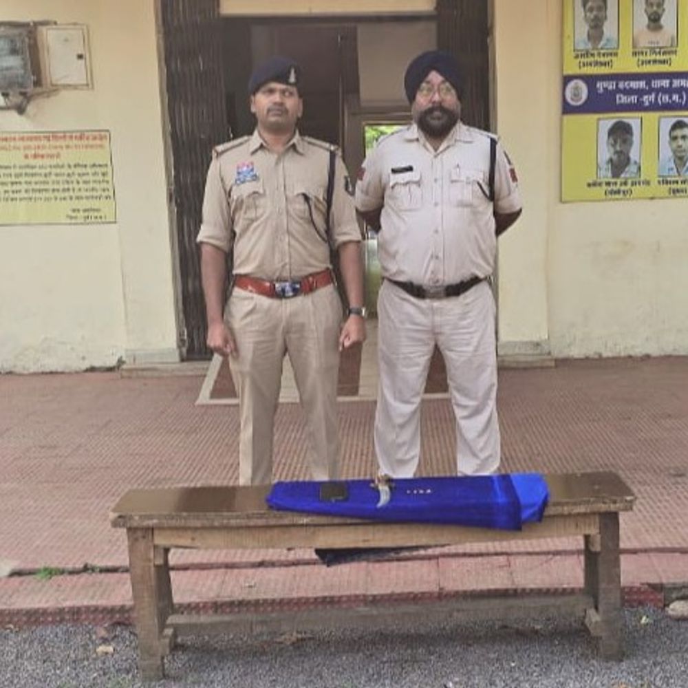 चाकू गले पर अड़ाकर महिला से मंगलसूत्र लूटे:दो नाबालिग पकड़े गए; रायपुर के भाठागांव से पुलिस ने दबोचा, बाइक और चाकू भी बरामद