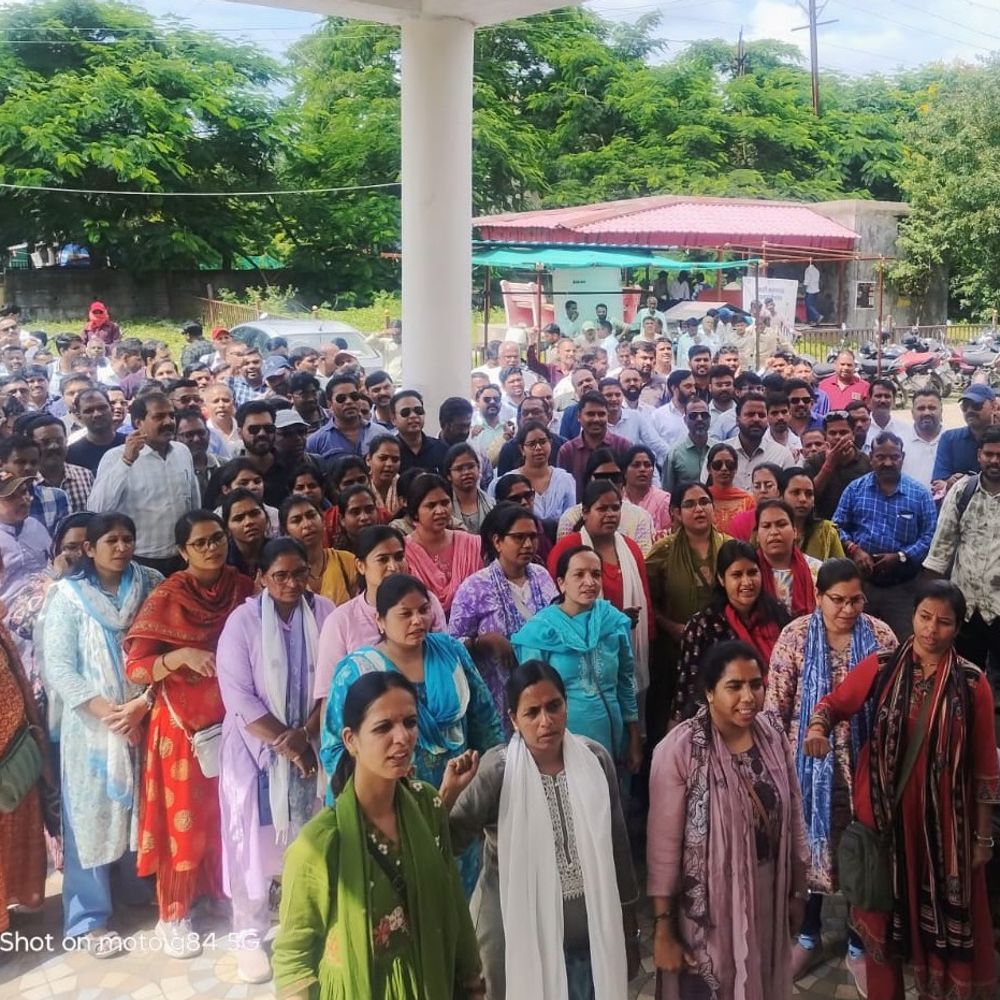 स्वामित्व योजना के कार्य से अलग रखने की मांग:रतलाम में पटवारियों ने कलेक्ट्रेट में किया प्रदर्शन; बोले-हम योजना के विरोध में नहीं