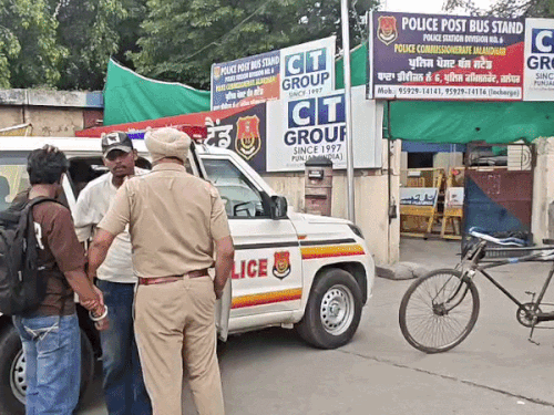 जालंधर बस स्टैंड पास करियाना दुकान पर गुंडागर्दी:आरोपी युवकों को पुलिस ने HDFC बैंक के बाथरूम से पकड़ा, पुलिस कार्रवाई शुरु