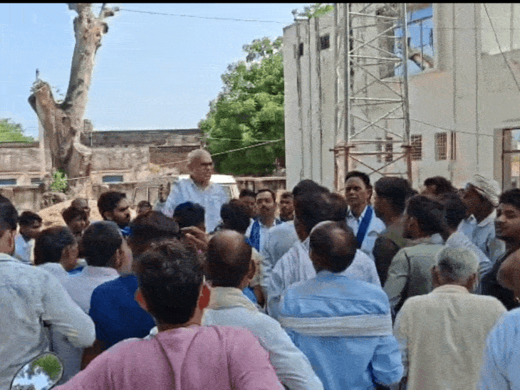 भिंड में अंबेडकर प्रतिमा क्षतिग्रस्त, ग्रामीणों ने ऊमरी थाना घेरा:तीन आरोपी गिरफ्तार; दूसरी प्रतिमा, CCTV और बाउंड्रीवॉल बनाने की मांग