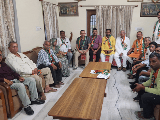 भाजपा के बागी ने कांग्रेस से चेयरमैन का फॉर्म भरा:7 पार्षदों के साथ शामिल हुए, समर्थन का आंकड़ा 12 पहुंचने का दावा
