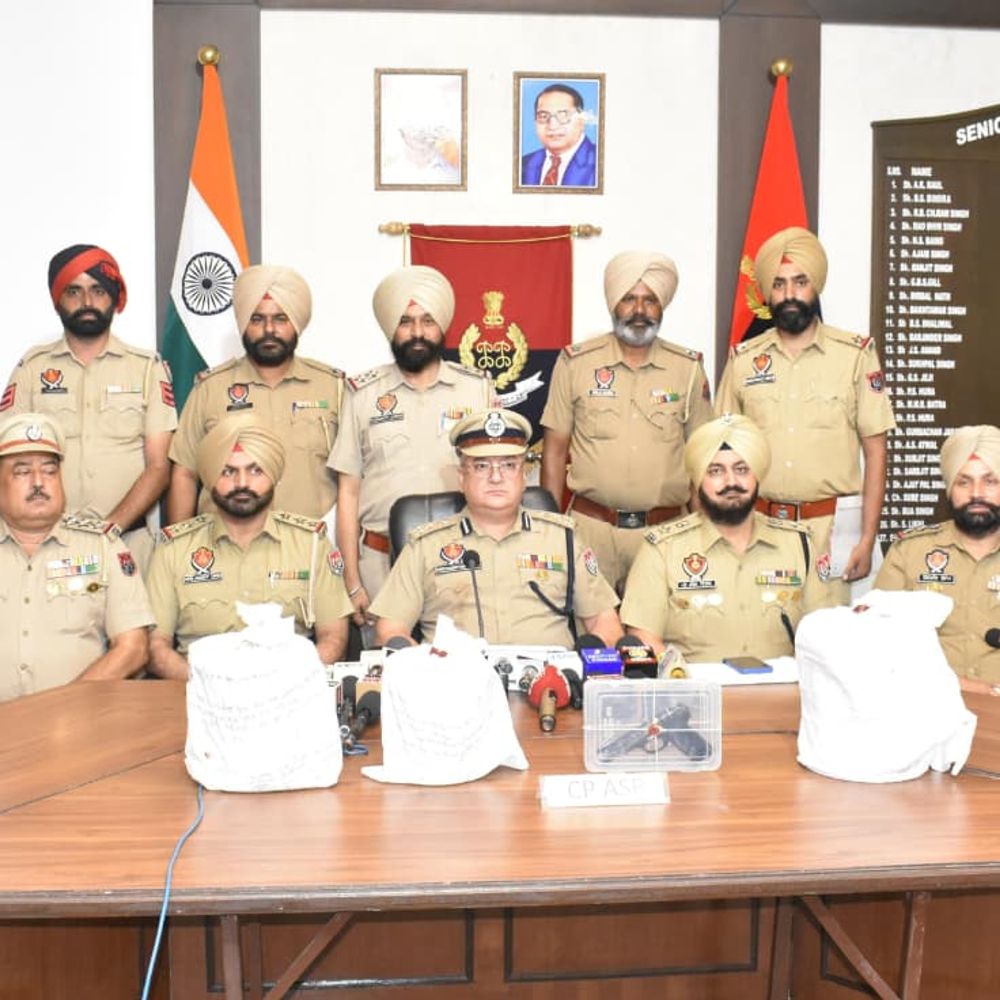 नाकों से बचने को एंबुलेंस से करते थे हेरोइन सप्लाई , चालक के खातों से 62 लाख फ्रीज