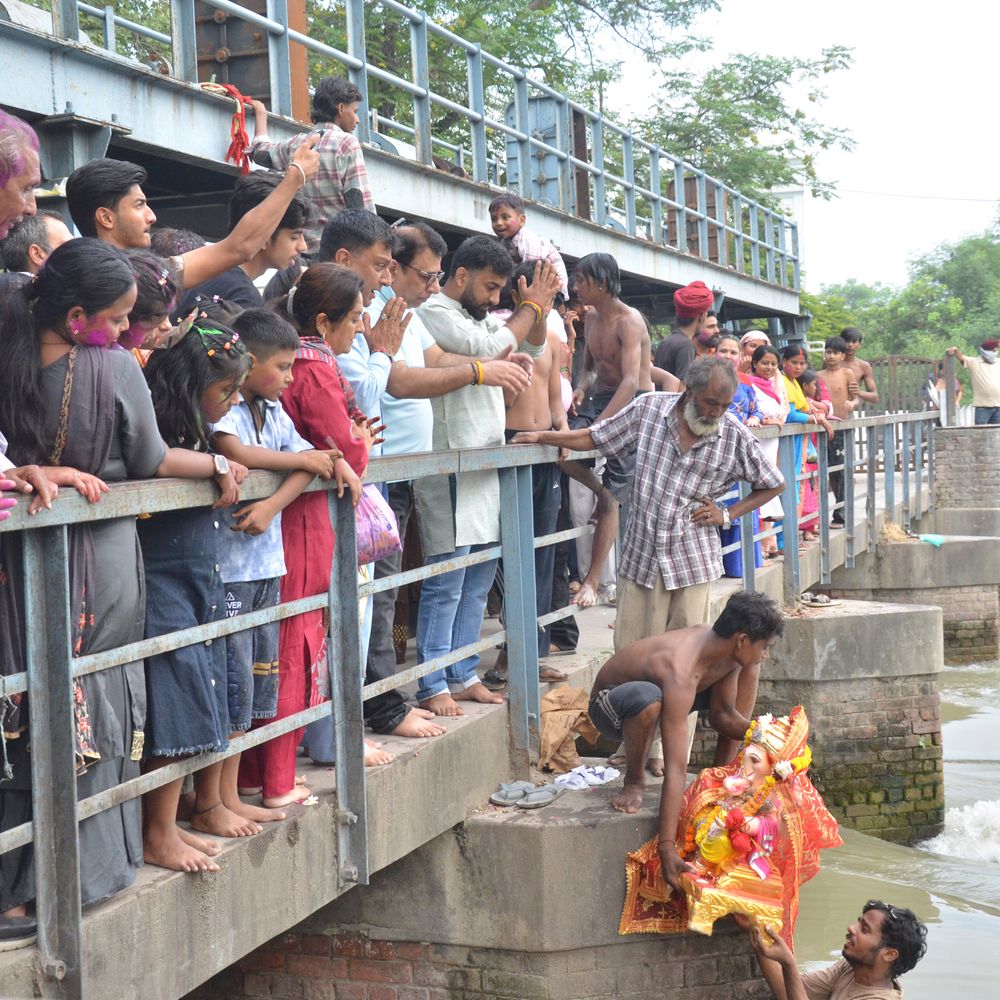 तारां वाला पुल नहर पर विसर्जन के लिए उमड़ी श्रद्धालुओं की भीड़, " गणपति बप्पा मोरया, अगले बरस तू जल्दी आना' के गूंजे जयकारे