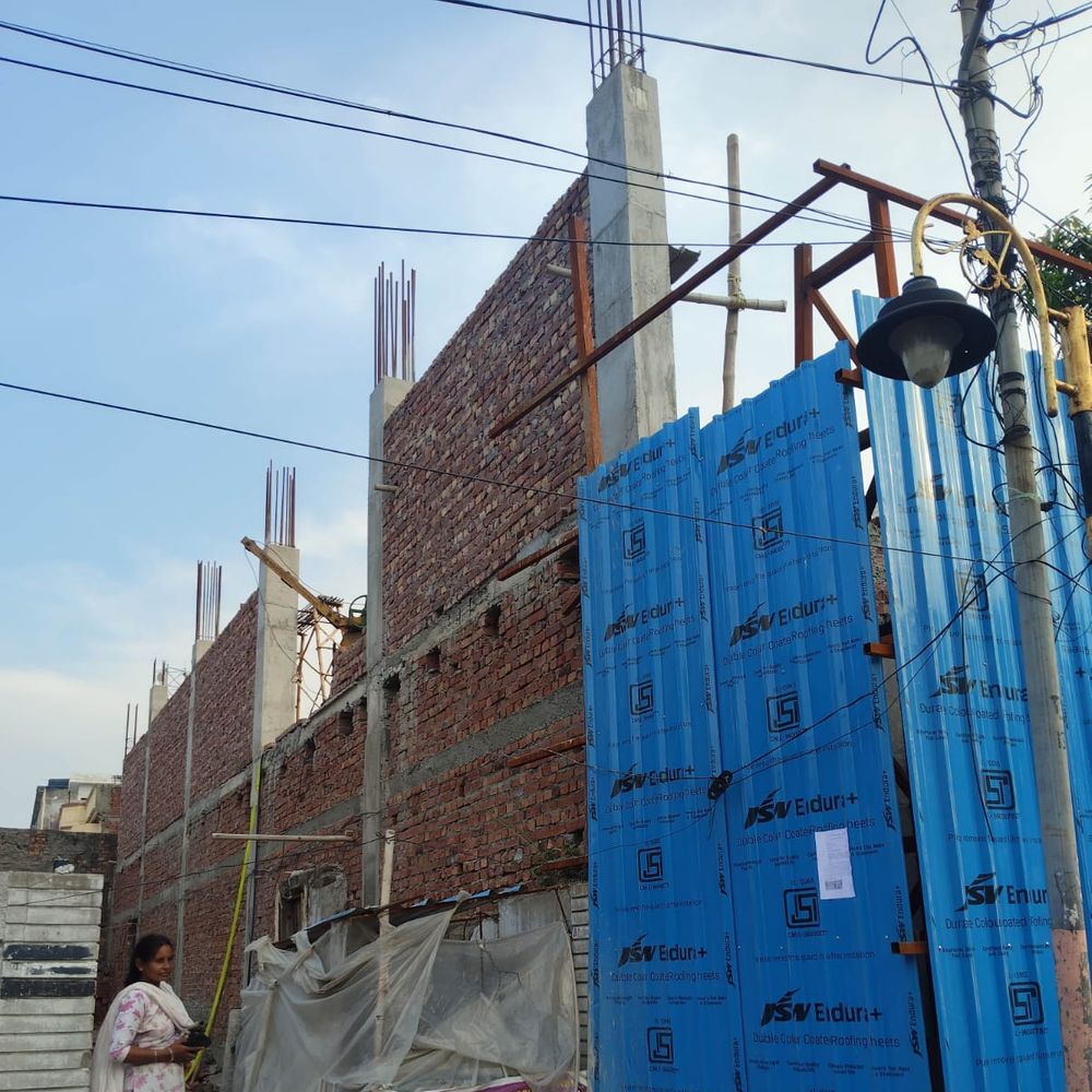 डिमोलिशन पर कोर्ट स्टे की आड़ में नेता फिर से कर रहा अवैध निर्माण, निगम ने रुकवाया