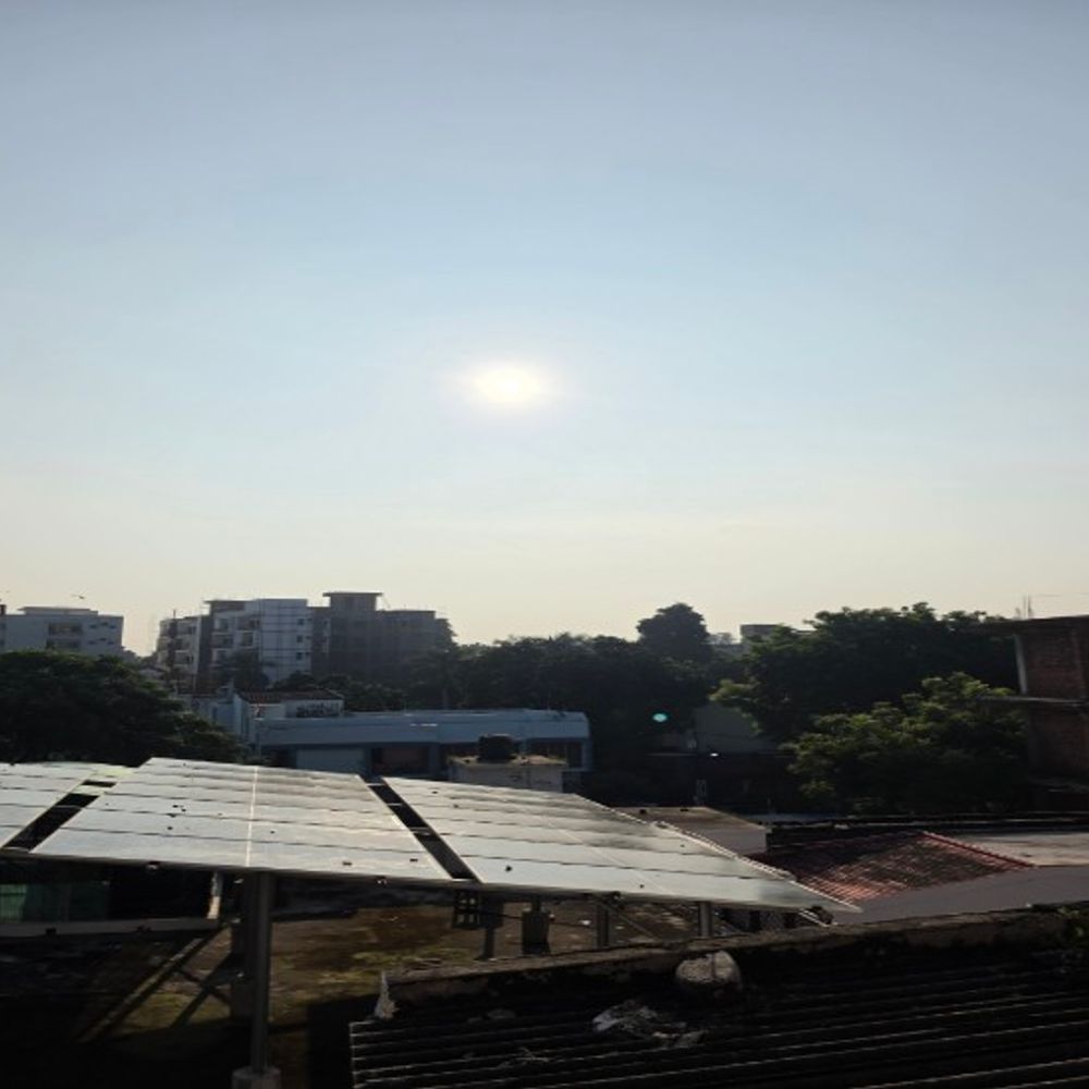 लखनऊ में सुबह से निकली तेज धूप:दिन में बारिश के आसार, उमस से लोग परेशान; 34°C तक पहुंच सकता है तापमान