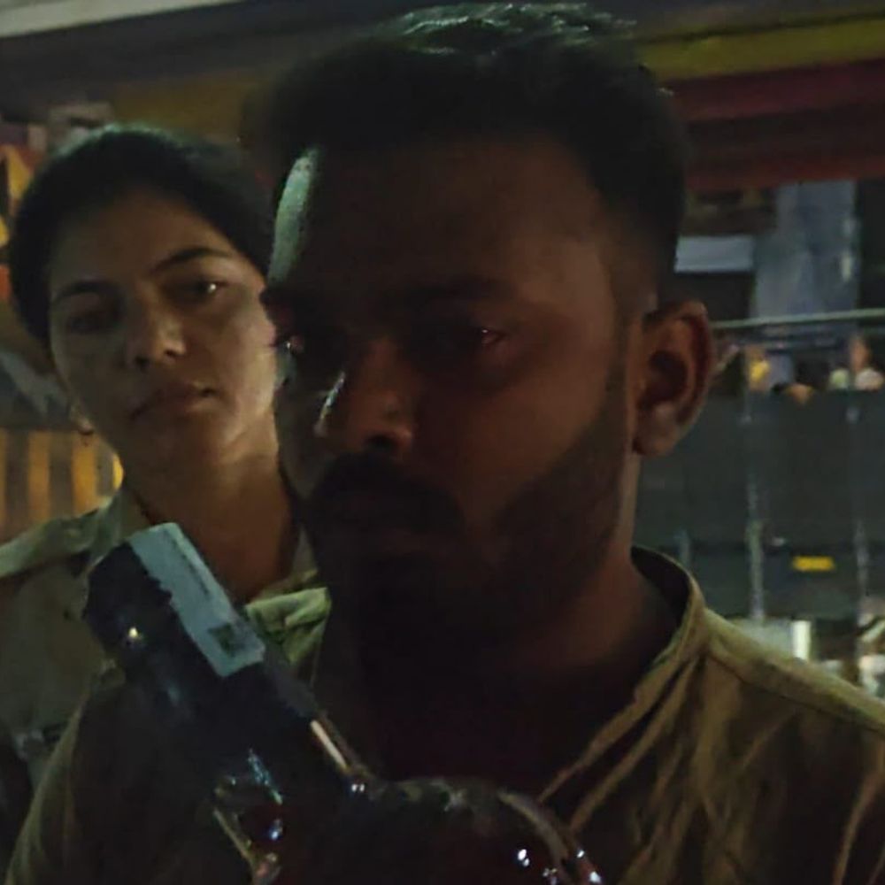 फोन पर शराब का ऑर्डर, घर तक डिलीवरी:सतना में नकली शराब बेचने के आरोप में 2 गिरफ्तार, ब्रांडेड बोतल में भरकर बेचते थे