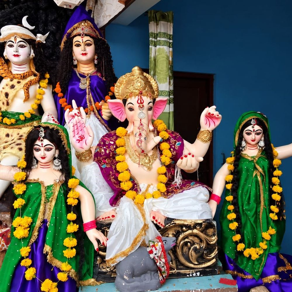 झांसी में गणेश प्रतिमा स्थापित हुई:टंडन रोड पर विराजे विघ्नहर्ता भगवान, शिव पार्वती संग गूंजे भक्तिमय जयकारे
