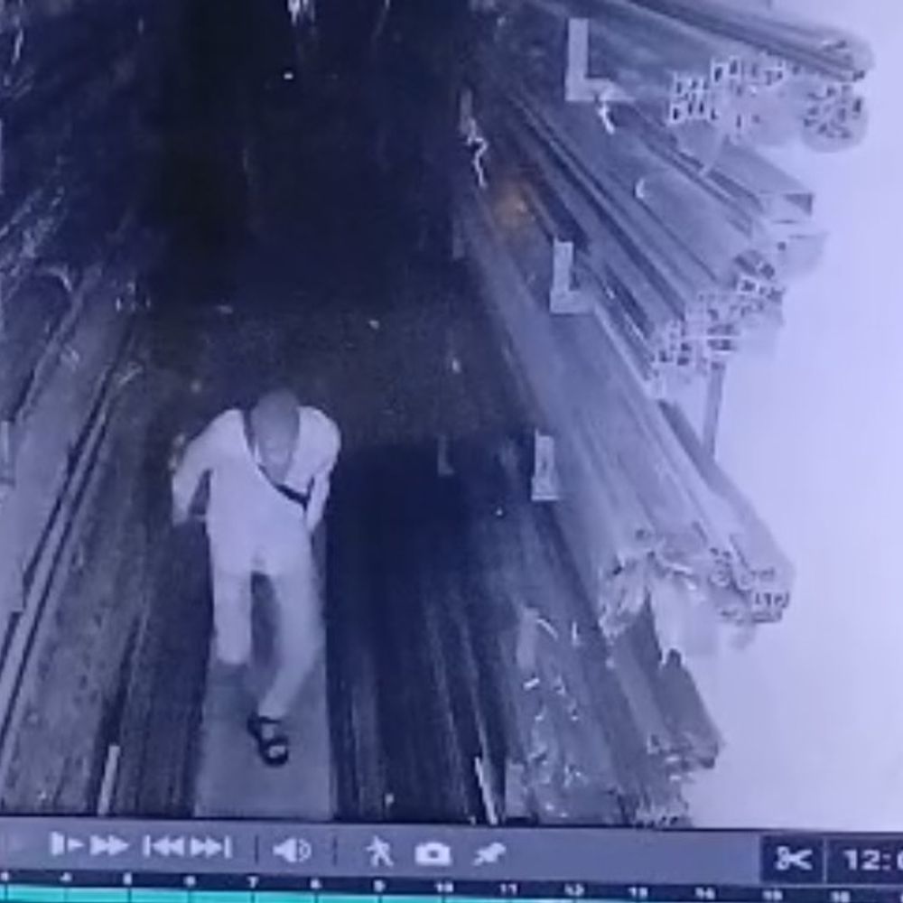 छत काटकर दुकानों में घुस रहे चोर:पेंड्रा में 2 दिन में 2 वारदात, व्यापारियों में नाराजगी; जांच में जुटी पुलिस