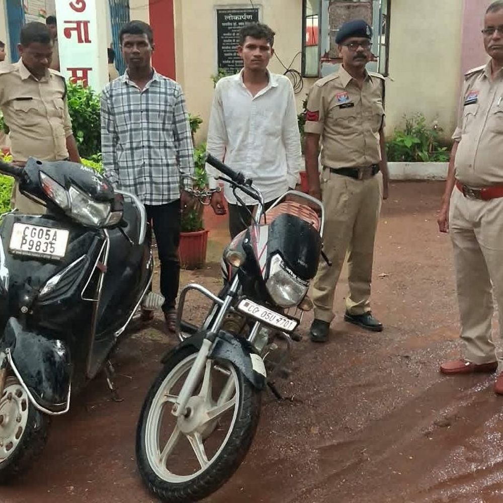 गंगरेल इलाके में चाकू दिखाकर लूट करने वाले 4 अरेस्ट:2 नाबालिग भी शामिल, पुलिस ने कैश-मोबाइल और हथियार बरामद किया